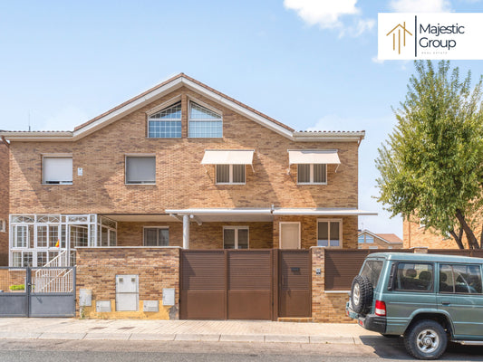 INCREIBLE CHALET PAREADO EN VILLANUEVA DE LA CAÑADA