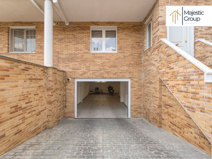 Chalet pareado en venta en Villanueva de la Cañada – Reformado y exclusivo | Majestic Group