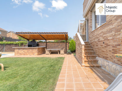 Chalet pareado en venta en Villanueva de la Cañada – Reformado y exclusivo | Majestic Group